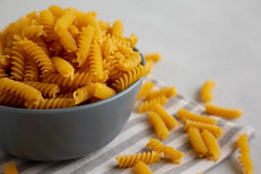 Fusilli Makarnayı kabın içinde, düşük açılı. Boşluğu kopyala.
