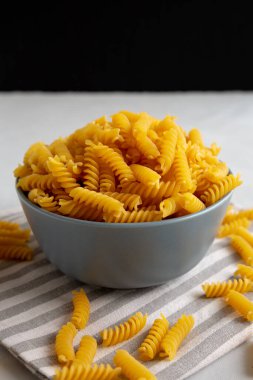 Fusilli Makarnayı kabın içinde, düşük açılı. Yakın plan..