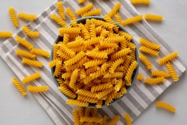 Fusilli Makarnayı bir kâsede kurutun, üst manzara. Dümdüz, tepeden, yukarıdan.