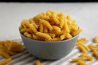 Fusilli Makarnayı kabın içinde, düşük açılı. Yakın plan..