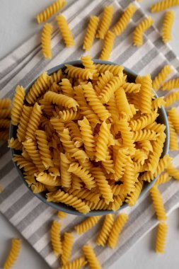 Fusilli Makarnayı bir kâsede kurutun, üst manzara. Dümdüz, tepeden, yukarıdan.