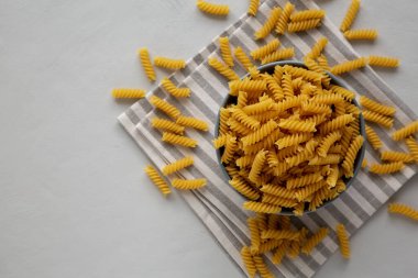 Fusilli Makarnayı bir kâsede kurutun, üst manzara. Dümdüz, tepeden, yukarıdan.