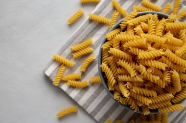 Fusilli Makarnayı bir kâsede kurutun, üst manzara. Dümdüz, tepeden, yukarıdan. Boşluğu kopyala.