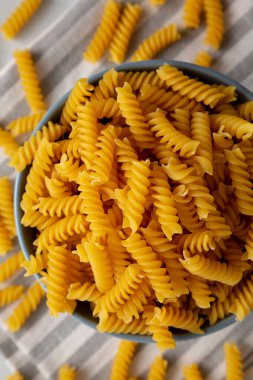 Fusilli Makarnayı bir kâsede kurutun, üst manzara. Dümdüz, tepeden, yukarıdan. Yakın plan..