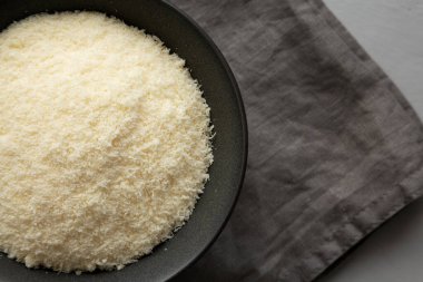 Organik Parmegiano Reggiano Parmesan Peyniri Bir kâsede Izgara, üst manzara. Boşluğu kopyala.