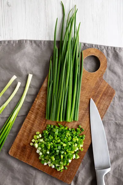 Tahta üzerinde organik kesilmiş yeşil soğan soğanı, üst manzara.. 