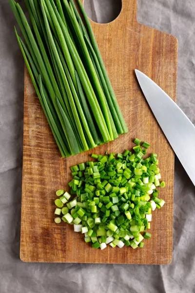 Tahta üzerinde organik kesilmiş yeşil soğan soğanı, üst manzara.. 