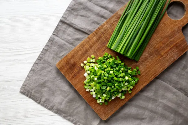 Tahta üzerinde organik kesilmiş yeşil soğan soğanı, üst manzara.. 