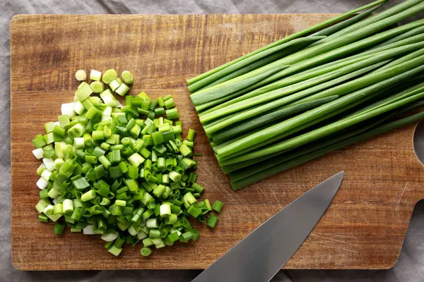 Tahta üzerinde organik kesilmiş yeşil soğan soğanı, üst manzara.. 
