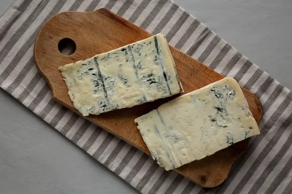 Ahşap bir tahtanın üstünde Mavi Peynirli Gorgonzola.. 