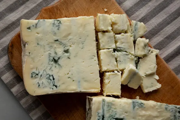 Ahşap bir tahtanın üstünde Mavi Peynirli Gorgonzola.. 