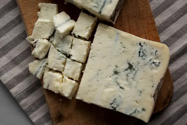 Ahşap bir tahtanın üstünde Gorgonzola peyniri, üst manzara. Yakın plan..