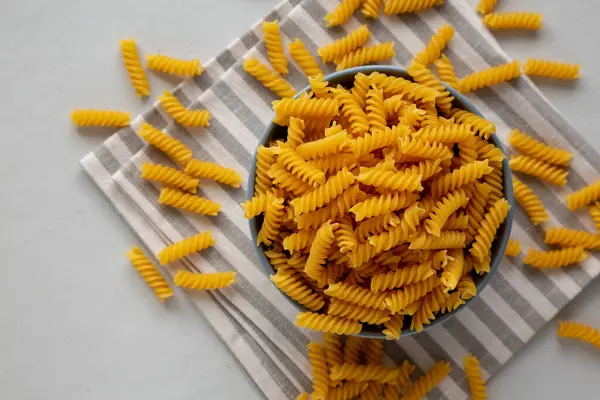 Fusilli Makarnayı bir kâsede kurutun, üst manzara. Dümdüz, tepeden, yukarıdan.