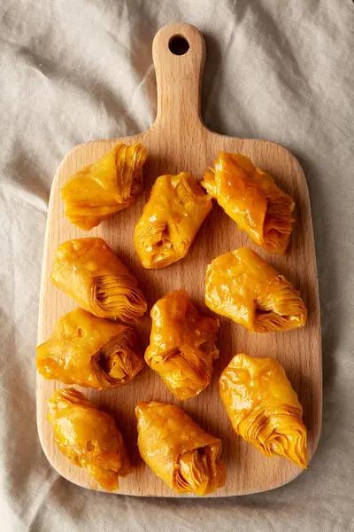 Tahta üzerinde Ballı Ev Yapımı Türk Baklava 'sı.. 