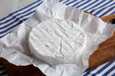 Tahta üzerinde ev yapımı beyaz peynirli peynir, yan manzara..