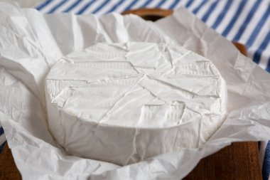 Tahta üzerinde ev yapımı beyaz peynirli peynir, yan manzara..