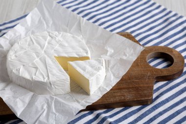 Tahta üzerinde ev yapımı beyaz peynirli peynir, yan manzara..