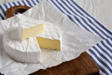 Tahta üzerinde ev yapımı beyaz peynirli peynir, yan manzara..