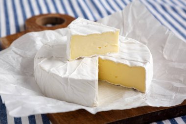 Tahta üzerinde ev yapımı beyaz peynirli peynir, yan manzara..