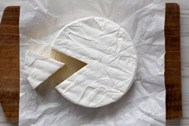 Tahta üzerinde ev yapımı beyaz peynirli peynir, üst manzara..