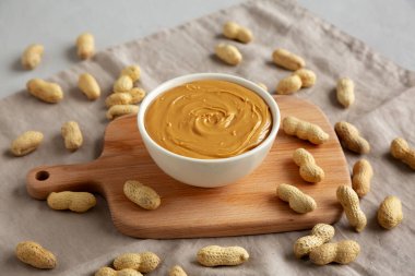 Kâsede organik fıstık ezmesi, yan görünüm..