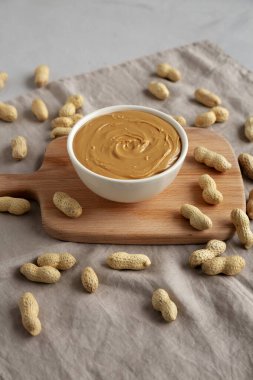 Kâsede organik fıstık ezmesi, yan görünüm..