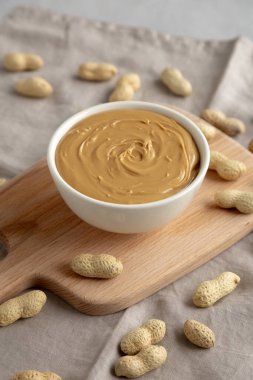 Kâsede organik fıstık ezmesi, yan görünüm..