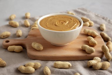 Kâsede organik fıstık ezmesi, yan görünüm..