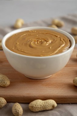 Kâsede organik fıstık ezmesi, yan görünüm..