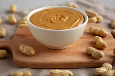 Kâsede organik fıstık ezmesi, yan görünüm..