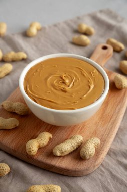 Kâsede organik fıstık ezmesi, yan görünüm..