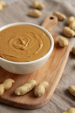 Kâsede organik fıstık ezmesi, yan görünüm..