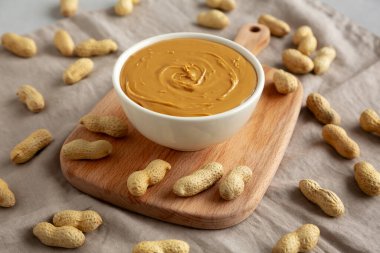 Kâsede organik fıstık ezmesi, yan görünüm..