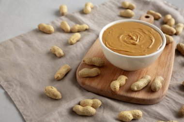 Kâsede organik fıstık ezmesi, yan görünüm..