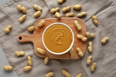 Kâsede organik fıstık ezmesi, üst manzara..