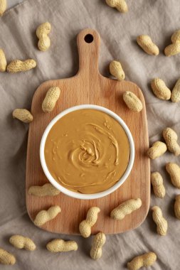 Kâsede organik fıstık ezmesi, üst manzara. Düz uzanın, başınızın üstünde.