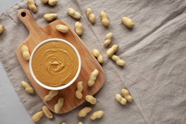 Kâsede organik fıstık ezmesi, üst manzara. Düz uzanın, başınızın üstünde.