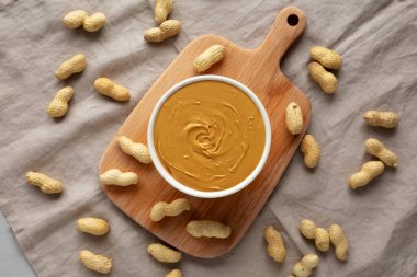 Kâsede organik fıstık ezmesi, üst manzara. Düz uzanın, başınızın üstünde. 