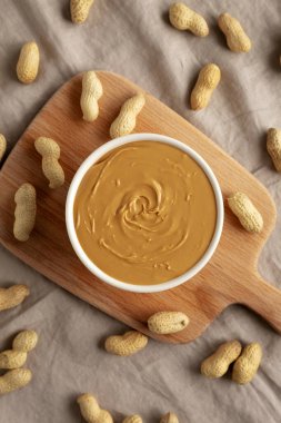 Kâsede organik fıstık ezmesi, üst manzara. Düz uzanın, başınızın üstünde. 