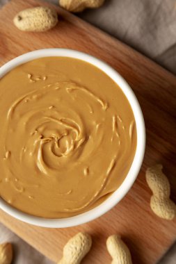 Kâsede organik fıstık ezmesi, üst manzara. Düz uzanın, başınızın üstünde. 