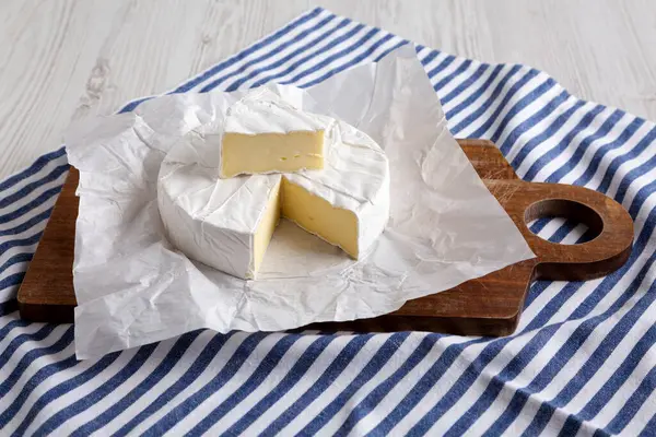 Tahta üzerinde ev yapımı beyaz peynirli peynir, yan manzara..