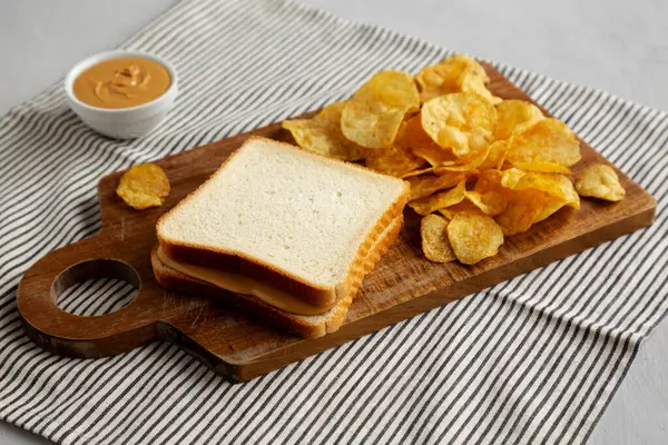 Tahta tahtada ev yapımı Amerikan Fıstık Ezmeli Sandviç..