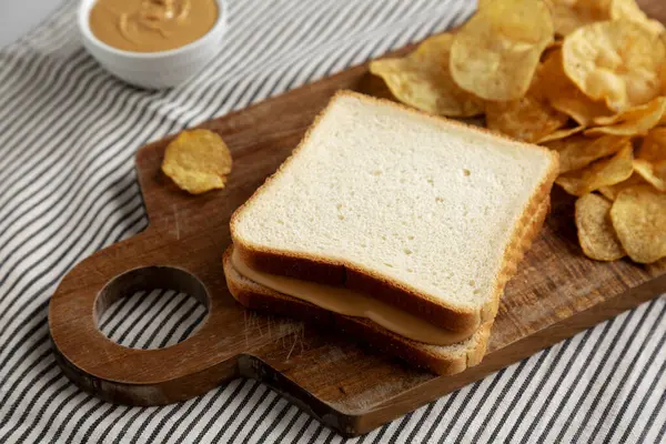 Tahta tahtada ev yapımı Amerikan Fıstık Ezmeli Sandviç..