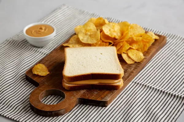 Tahta tahtada ev yapımı Amerikan Fıstık Ezmeli Sandviç..