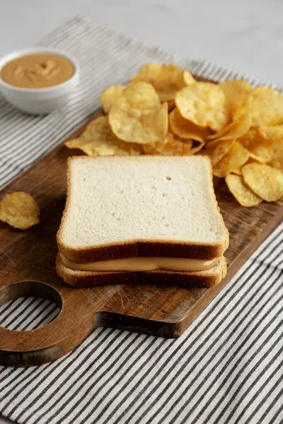 Tahta tahtada ev yapımı Amerikan Fıstık Ezmeli Sandviç..