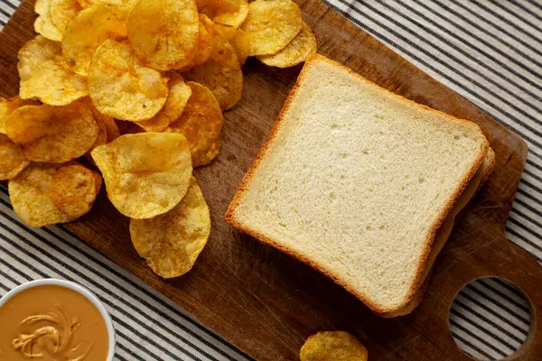 Tahta üzerinde ev yapımı Amerikan Fıstık Ezmeli Sandviç..