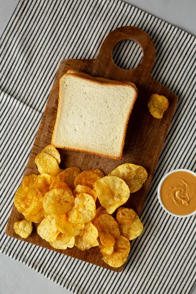 Tahta üzerinde ev yapımı Amerikan Fıstık Ezmeli Sandviç..