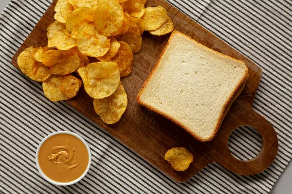 Tahta üzerinde ev yapımı Amerikan Fıstık Ezmeli Sandviç..