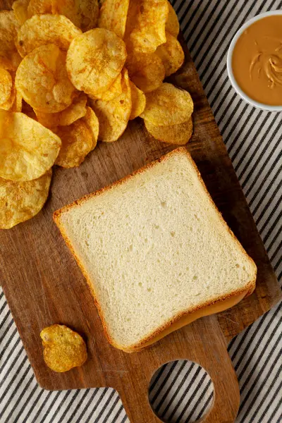 Tahta üzerinde ev yapımı Amerikan Fıstık Ezmeli Sandviç. Yakın plan..