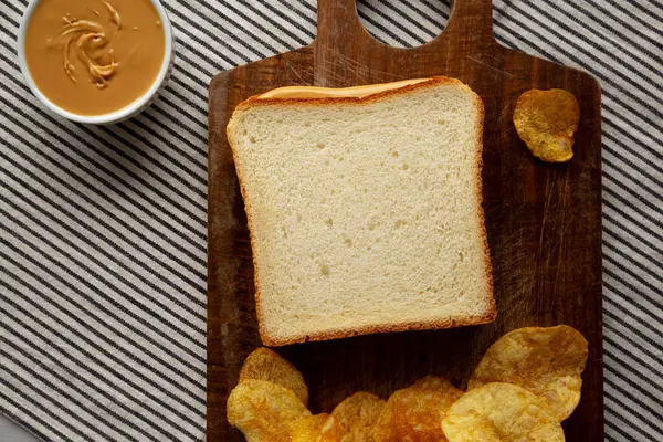 Tahta üzerinde ev yapımı Amerikan Fıstık Ezmeli Sandviç. Yakın plan..